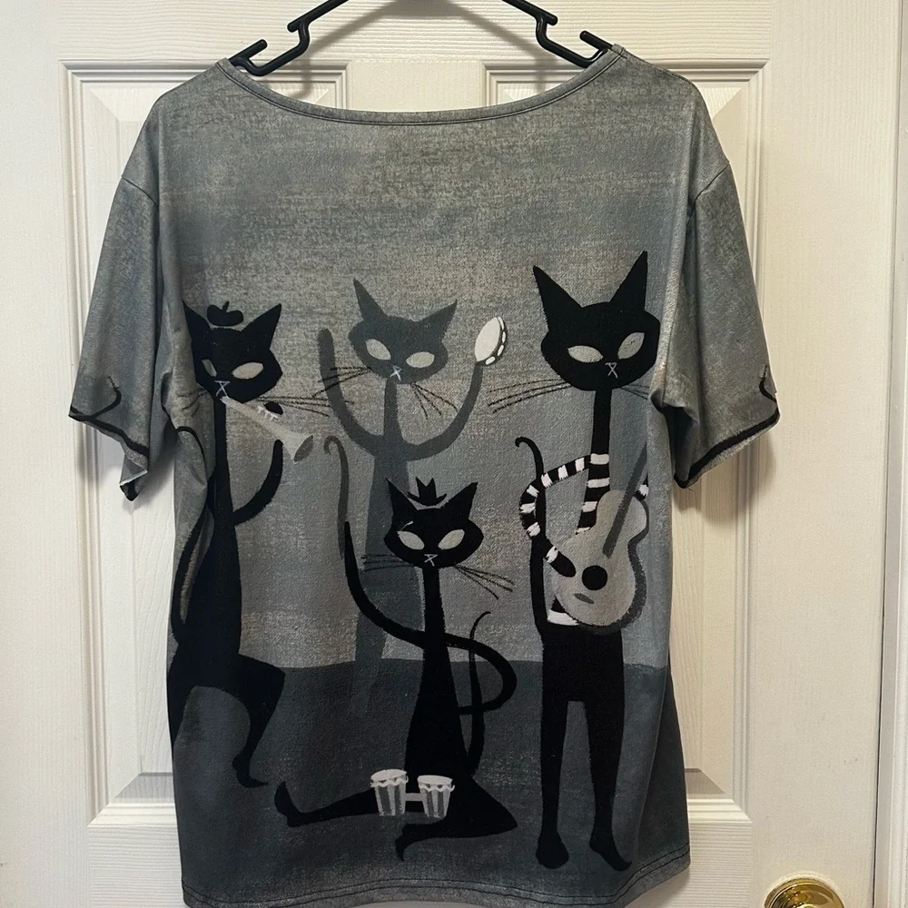 Chic Black Cat Graphic Tee for Cats